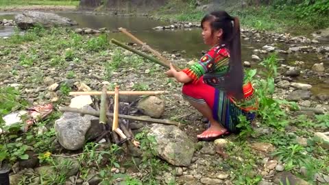 Primitive Technology Wild Girl Catch big fish