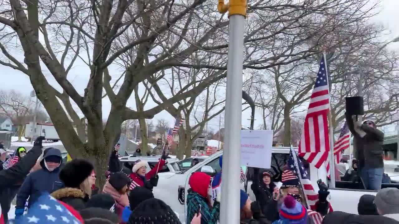 BUFFALO: Freedom Convoy supporters singing The Star Spangled Banner by Peace Bridge