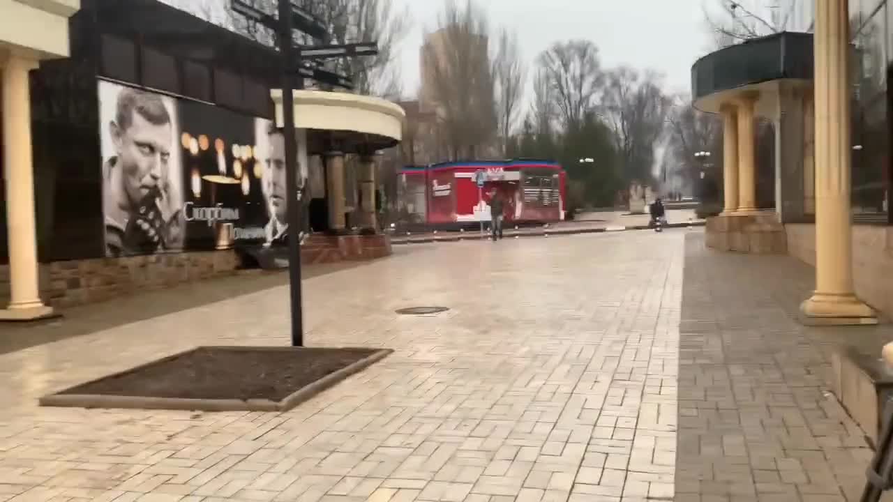 Sirens sound in #Donetsk and queue in front of ATMs as evacuation announced by separatist leader