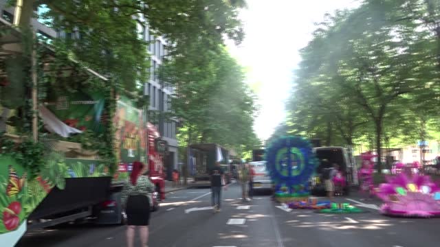 Zomercarnaval Rotterdam 2022 Een grote ronde over de Blaak langs de opstellingen