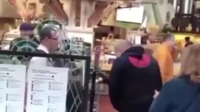 POUR LA SECTE COVIDIENNE, EFFECTIVEMENT LA BÊTE EST LÀ ET SES FIDÈLES ADORATEURS SE PROSTERNENT !!!