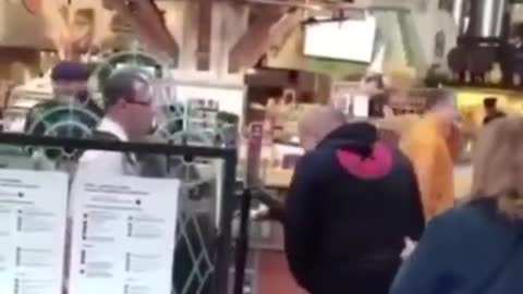 POUR LA SECTE COVIDIENNE, EFFECTIVEMENT LA BÊTE EST LÀ ET SES FIDÈLES ADORATEURS SE PROSTERNENT !!!