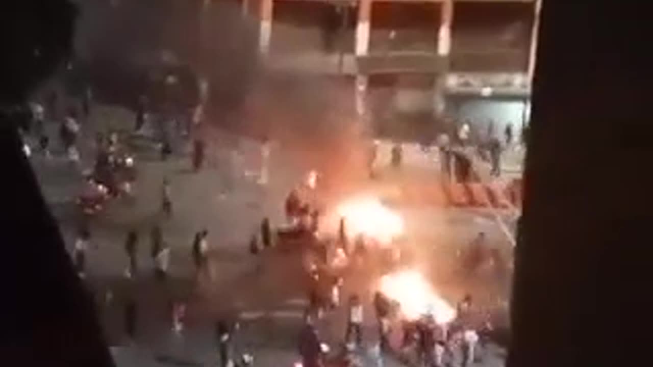 Right now! Full-scale battle taking place on the streets of Caracas, Venezuela!
