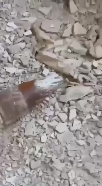 “俄羅斯軍人展示神蹟”牆上的東正教聖像竟擋住了一顆155毫米炮彈！這顆炮彈正中聖像背面，聖像黏在牆上都沒有掉下來，也沒有損壞！這顆炮彈擊中聖像後竟沒有爆炸，且落在地上一米多遠