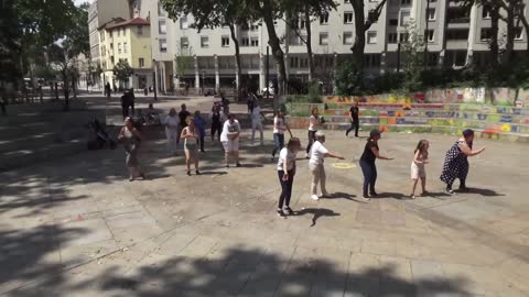 Les Masques Blancs Lyon dansent place Guichard 24 juillet 2021