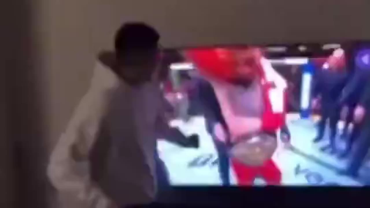 Alexander Volkanovski Fan punch through his TV after watching Ilia Topuria KO him at UFC 298