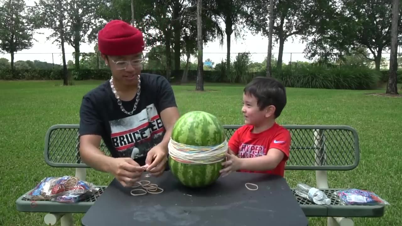 WATERMELON vs 500 RUBBER BANDS!! funny challenge w- lil brother