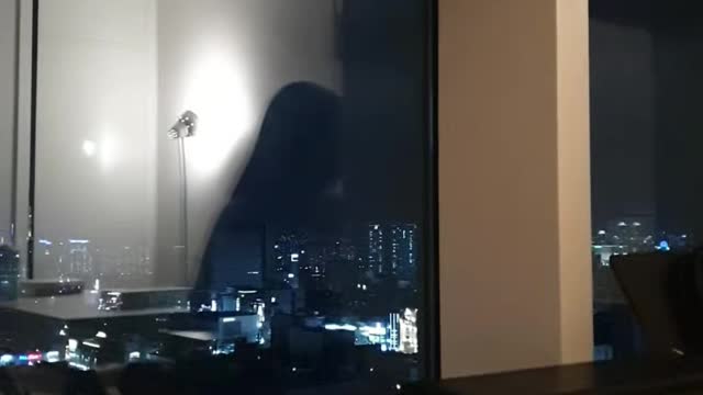 Asian Korean high school teacher's instant self-composed song performance Beautiful night view
