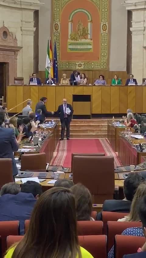 VOX retira su veto a presupuestos del Gobierno Cs-PP en Andalucía entre ovación y gritos de alegría