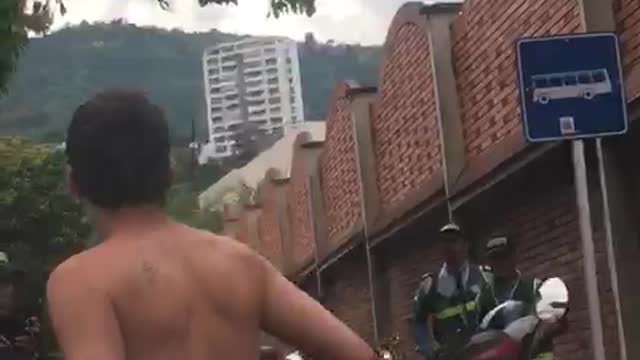 Alféreces fueron atacados a muletazos en el barrio Cabecera de Bucaramanga