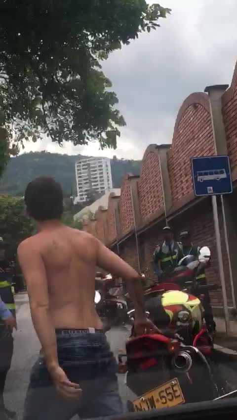 Alféreces fueron atacados a muletazos en el barrio Cabecera de Bucaramanga