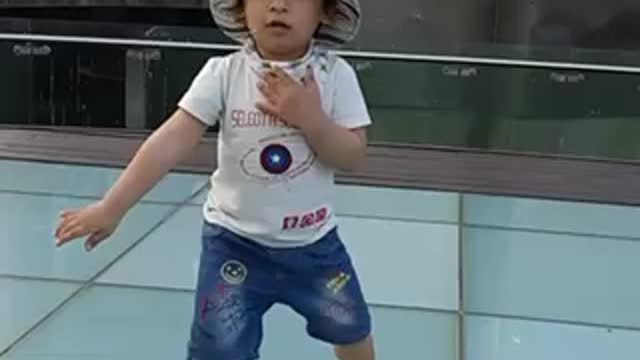 Son dances.