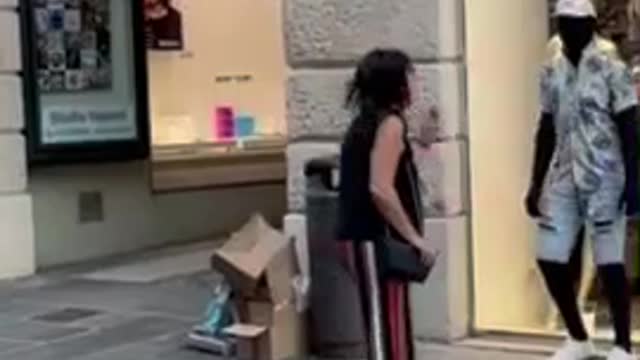Prankster Hilariously Scares Innocent Victims👏🏽