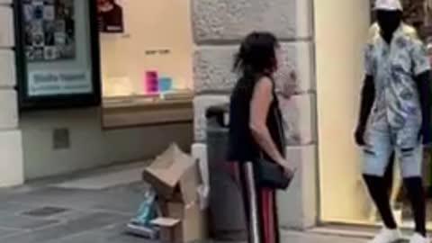 Prankster Hilariously Scares Innocent Victims👏🏽