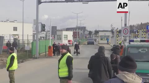 German volunteers come to Ukraine border to help