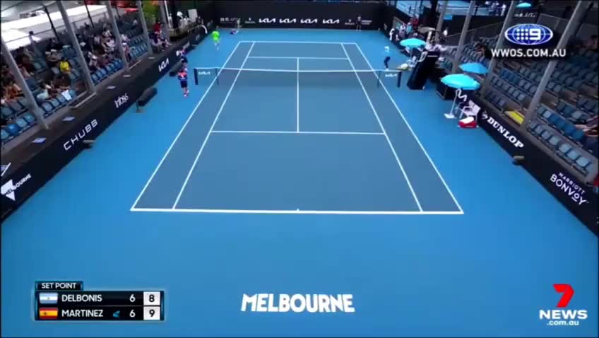 Non solo gli sportivi, ma adesso anche un raccatta palle crolla all' Australian Open