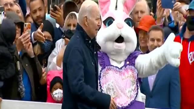 Un lapin de Pâques recadre Biden (2022)