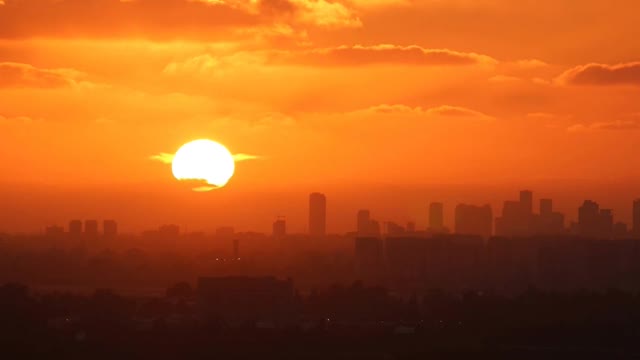 Sunset timelaspes in just 10 seconds.