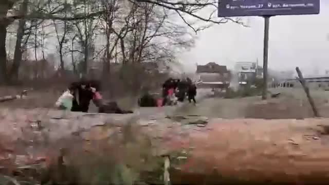 Residents and reporters run from heavy shelling in Irpin_ Ukraine