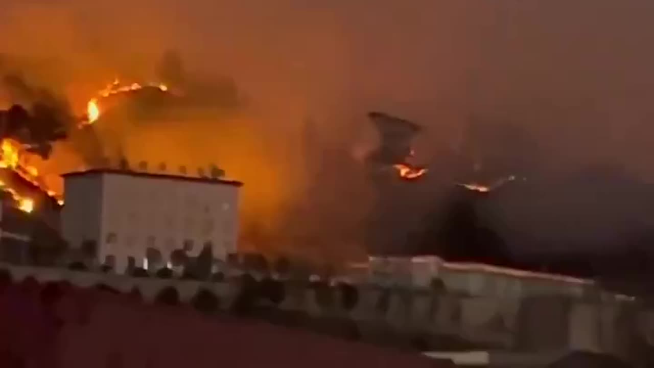 Un enorme incendio è scoppiato in montagna a Bijie, in Cina