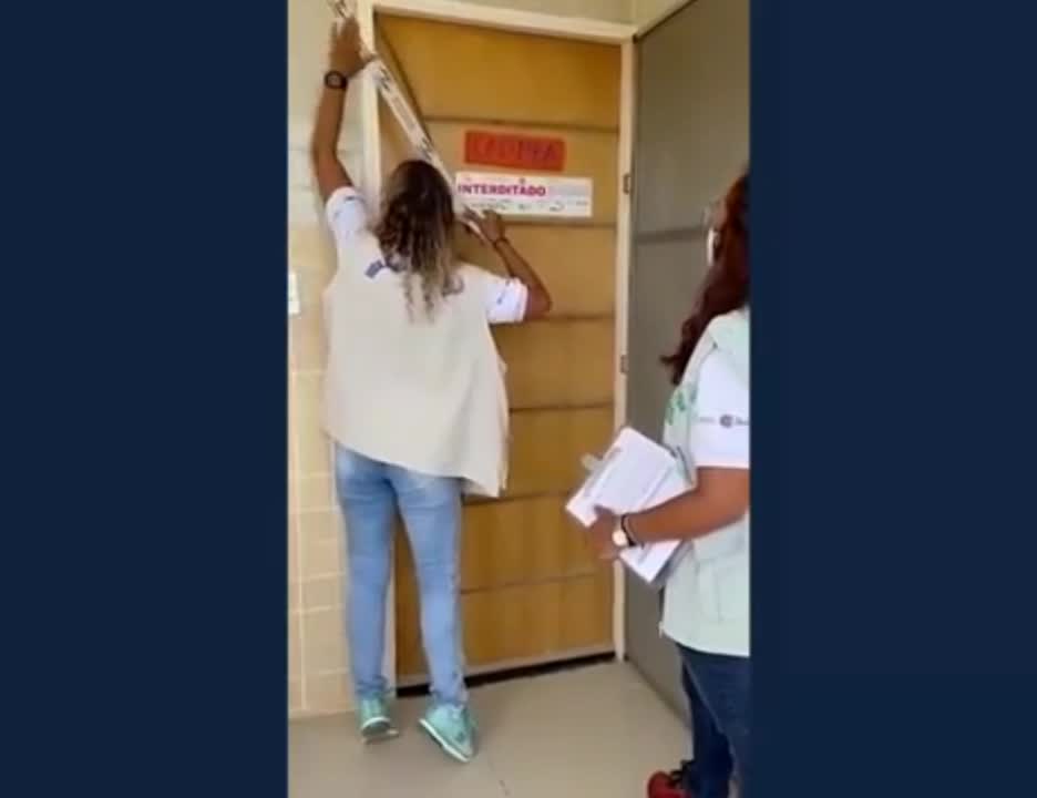 Brazília 2021. december- A kormány önkényesen zárja le egy család moteljét, ami egyben az otthonuk.