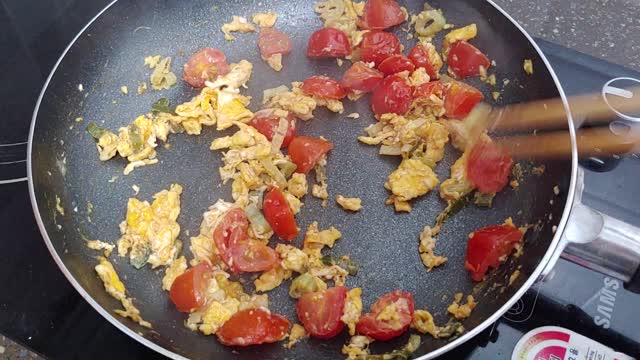 Stir-fried tomato egg