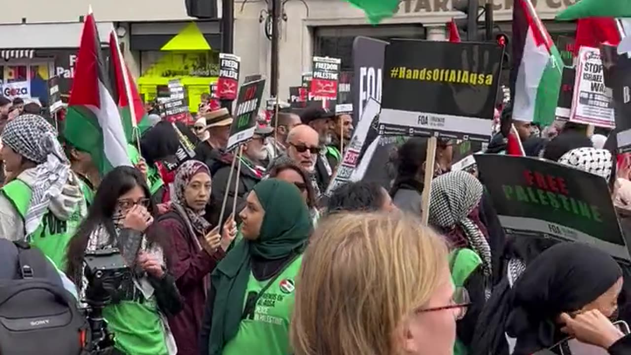 London now Muslims in support of Hamas. Deport Deport Deport to Gaza