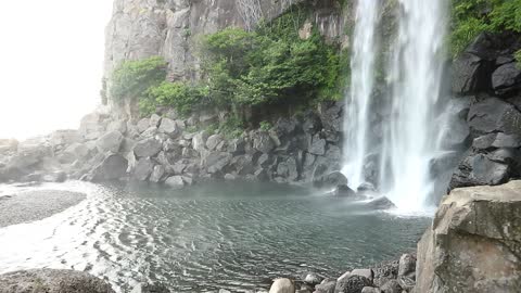 Strong waterfall currents