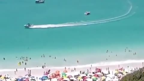 Many people play on the seaside with good scenery.