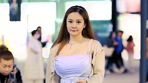 😍Fashionable and beautiful young lady, her plump figure is very charming,