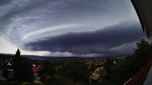 Extraña filmación secuencial de una tormenta supercélula en Hungría