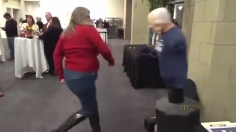 En Kansas pudieron donar y patear la efigie de Biden