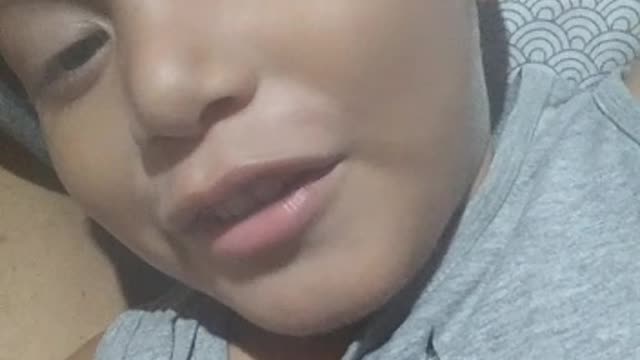 Bebê lendo no celular