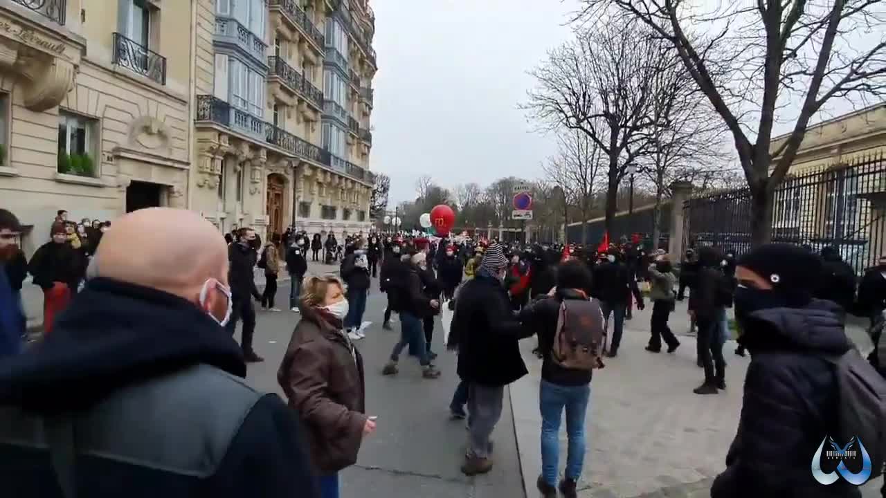 Violent riot in Paris in Paris between "la Cocarde" Militants and Antifa militia