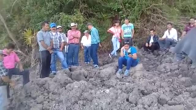 Derrumbe que completa dos meses complica la movilidad de 400 personas en Santander