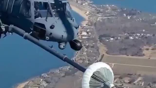 helicopter fueling it in the air very crazy