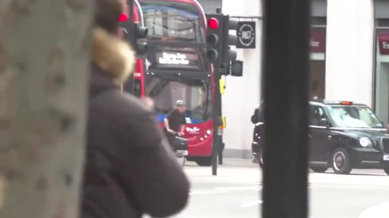 Prophetic Sign: Black & White Horse Covered in Blood in London 6mile Rampage