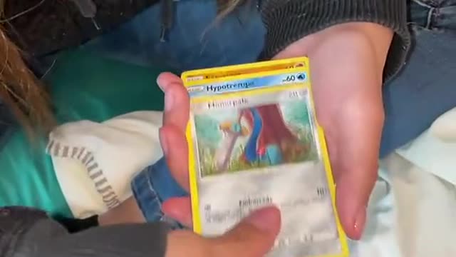 Elle a jamais de chance avec les cartes Pokémon 😂