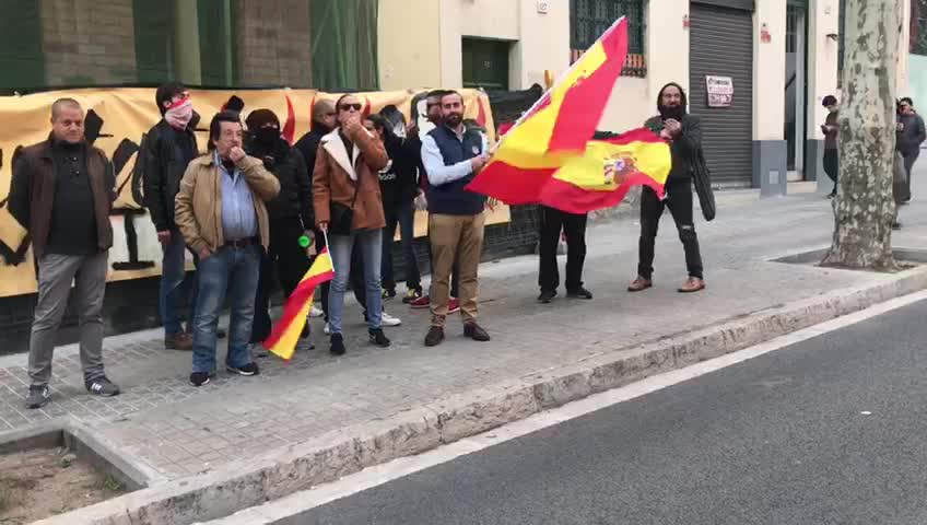 Reciben a Tora en Matarò (Barcelona) con banderas de España