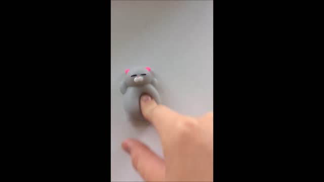 Dancing toy cat