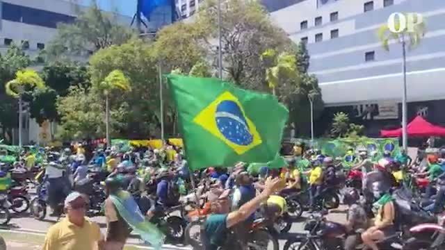 BRAZIL LIVE: September 7: In a motorcade, protesters in favor of Bolsonaro arrive at Praça Portugal