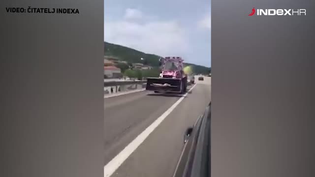 Bager u kockicama prevozi janje