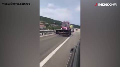 Bager u kockicama prevozi janje