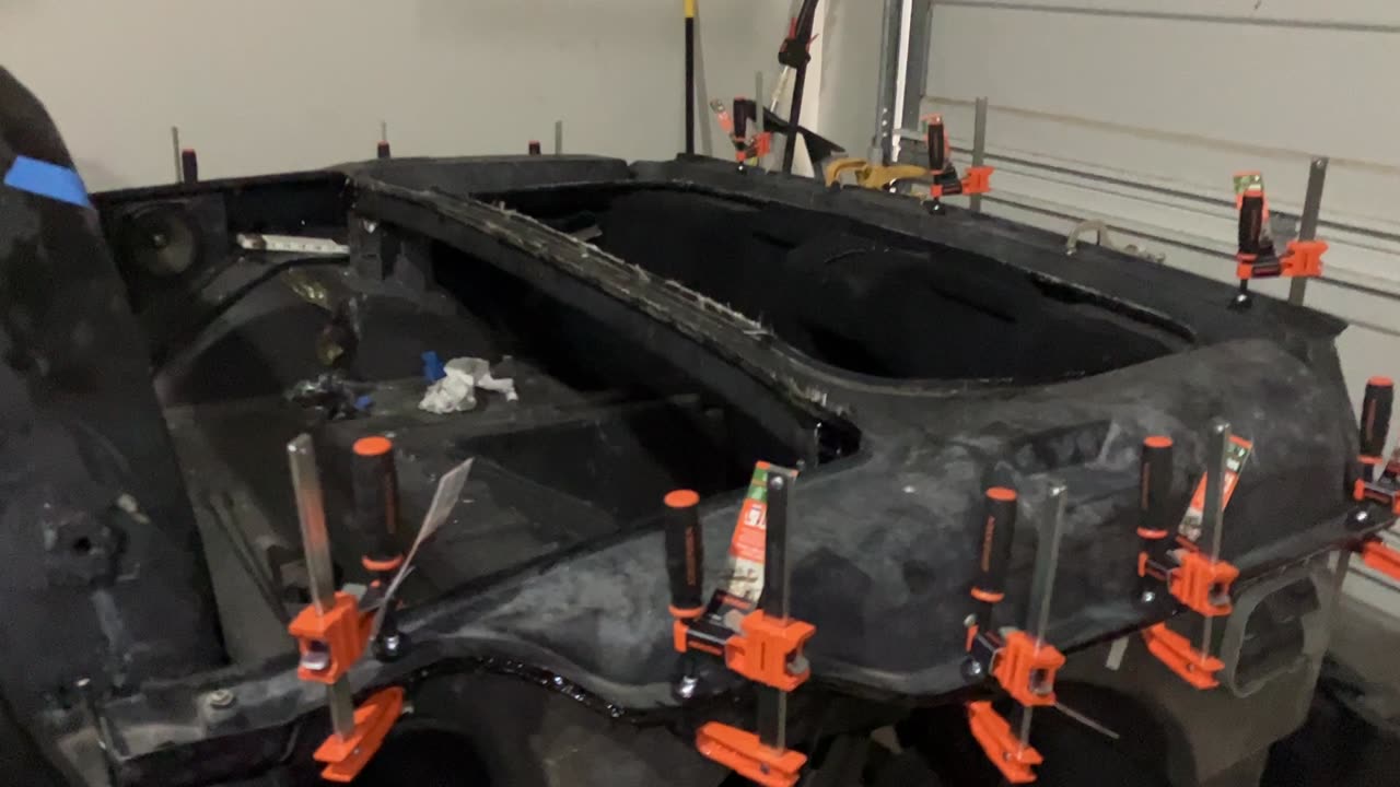 Replace your Z06 Roof: "Point of no return" Part 6 - Gluing the new compartment lid