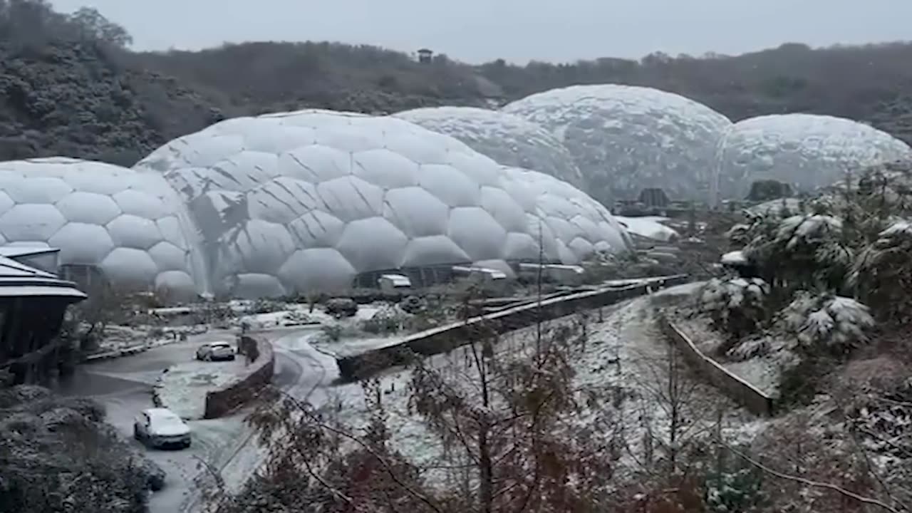 Parts of the UK have already started to get snow. Temperatures drop