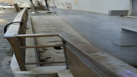 ΕΝΑΣ ΣΚΑΤΟΔΗΜΑΡΧΟΣ ΔΕΙΧΝΕΙ ΣΤΟ ΔΡΟΜΟ ΠΟΙΟΣ ΕΙΝΑΙ!!!