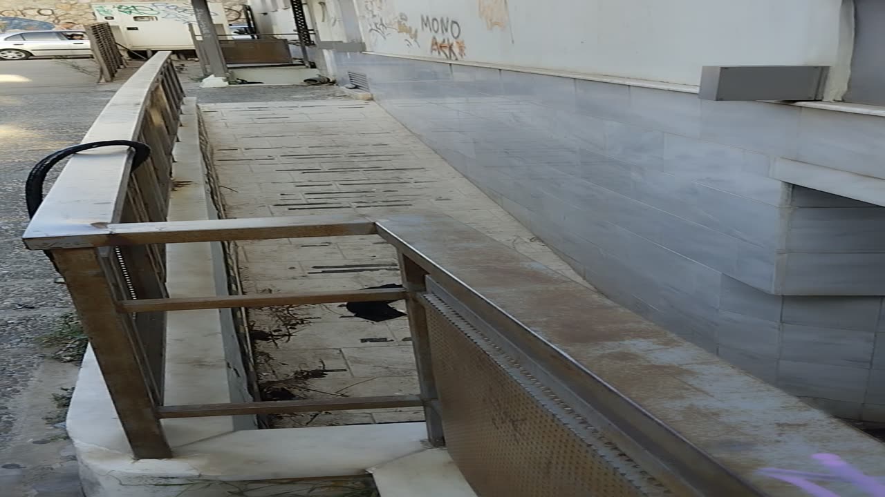 ΕΝΑΣ ΣΚΑΤΟΔΗΜΑΡΧΟΣ ΔΕΙΧΝΕΙ ΣΤΟ ΔΡΟΜΟ ΠΟΙΟΣ ΕΙΝΑΙ!!!