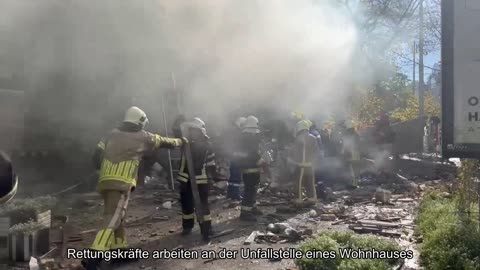 Retter arbeiten an der Stelle, an der ein Wohnhaus in Kiew getroffen wurde.