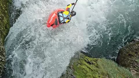 un kayak en aguas bravas que cae desde una cascada