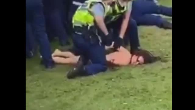 VIEWER DISCRETION ADVISED! NZ Police pull woman out of crowd by her hair.